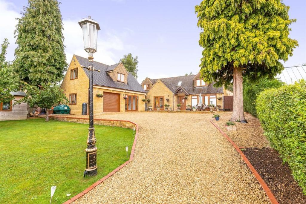 Beautiful 4-5 Bedroom Village House With Rural Views Salford  Esterno foto