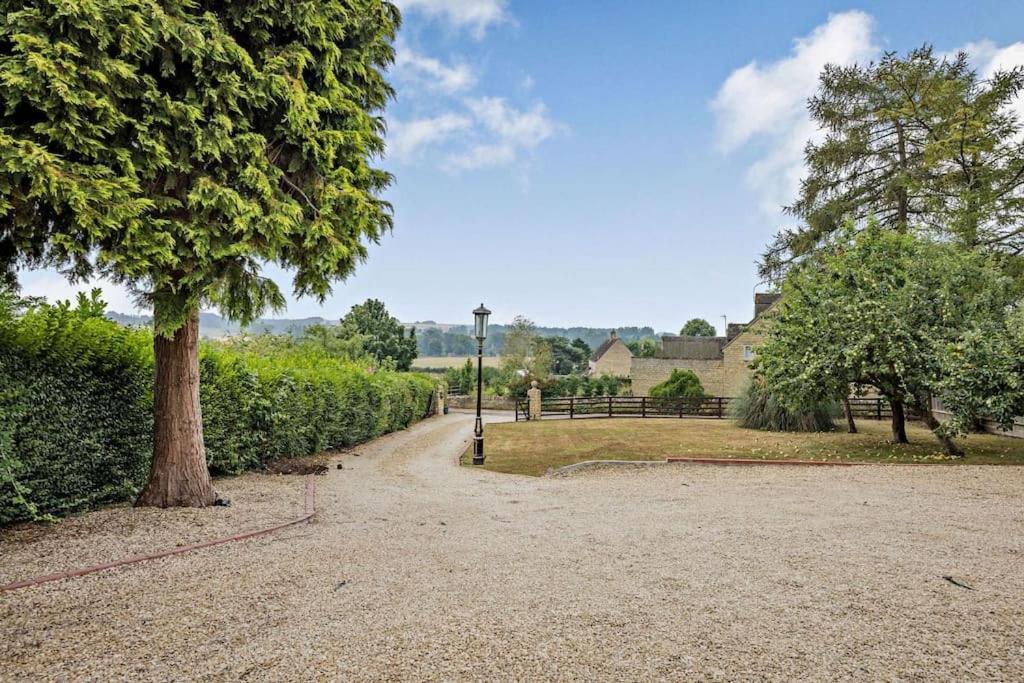 Beautiful 4-5 Bedroom Village House With Rural Views Salford  Esterno foto