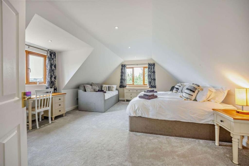 Beautiful 4-5 Bedroom Village House With Rural Views Salford  Esterno foto