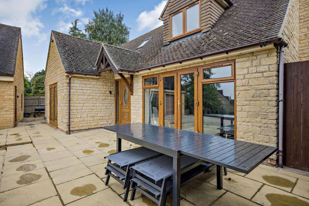 Beautiful 4-5 Bedroom Village House With Rural Views Salford  Esterno foto