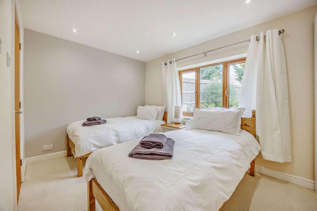 Beautiful 4-5 Bedroom Village House With Rural Views Salford  Esterno foto