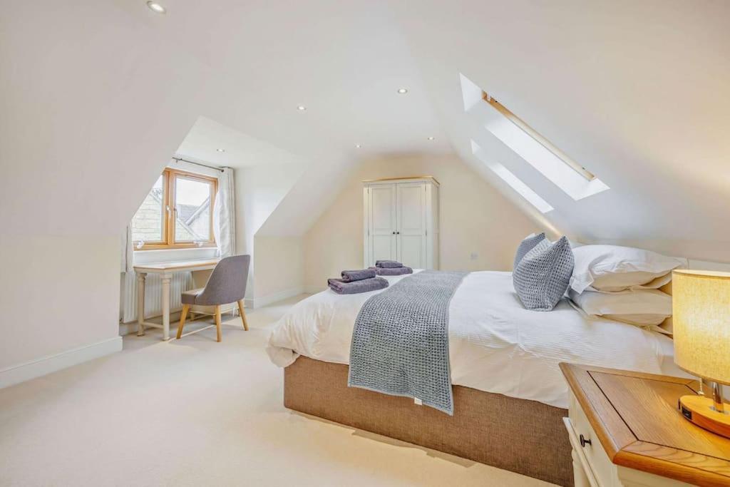 Beautiful 4-5 Bedroom Village House With Rural Views Salford  Esterno foto