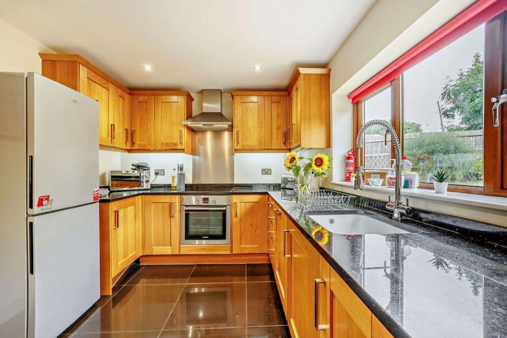 Beautiful 4-5 Bedroom Village House With Rural Views Salford  Esterno foto